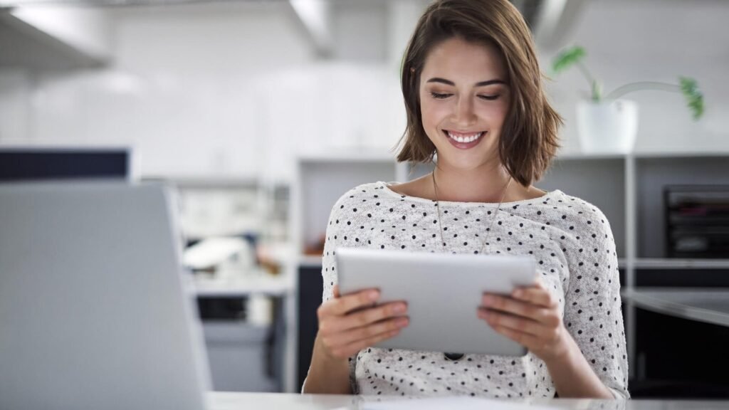 Trabajadora satisfecha con tablet