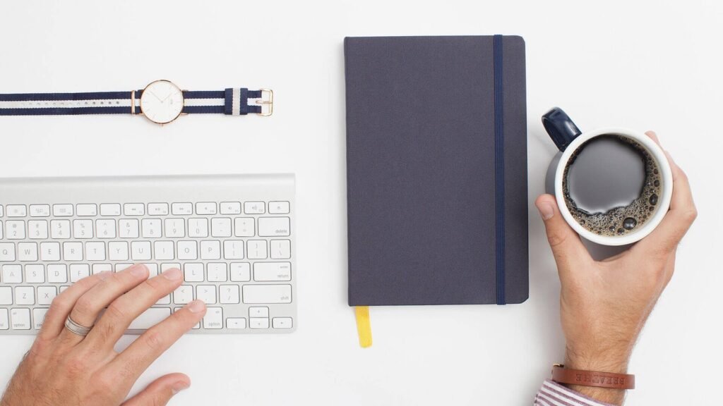 Café, reloj, agenda y teclado