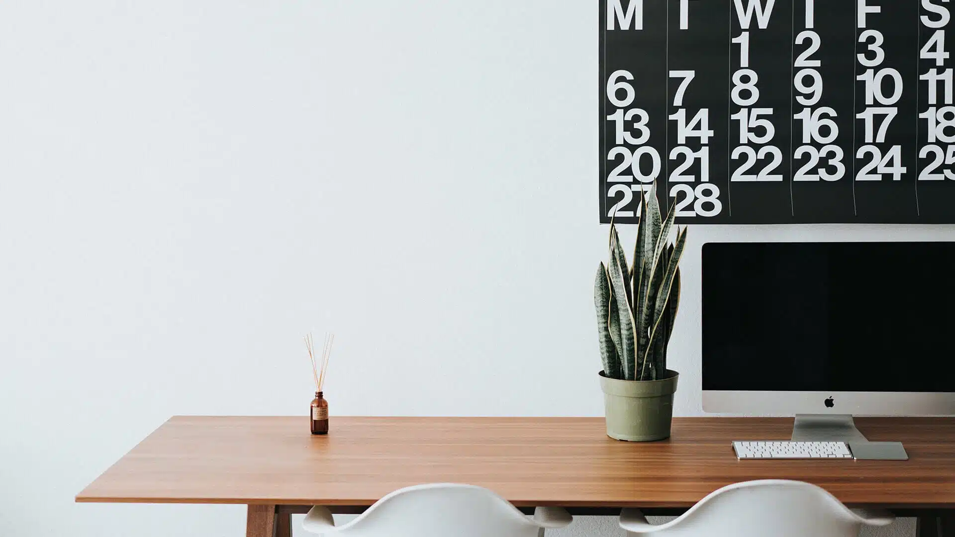 Escritorio con equipo y calendario